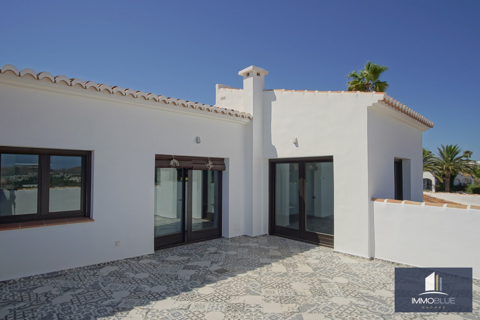 Charmante villa met aangekoppeld bijgebouw met een open uitzicht op de zee. 