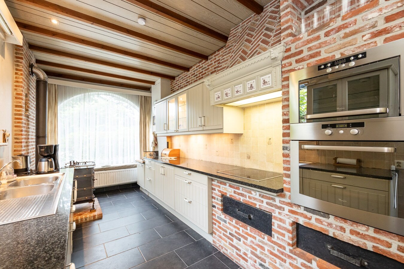 Karaktervolle villa op een perceel van  1.779 m² te Schilde op wandelafstand van het centrum 