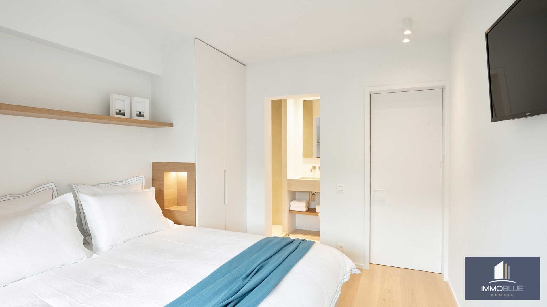 Centraal gelegen, volledig gerenoveerd appartement met drie slaapkamers. 