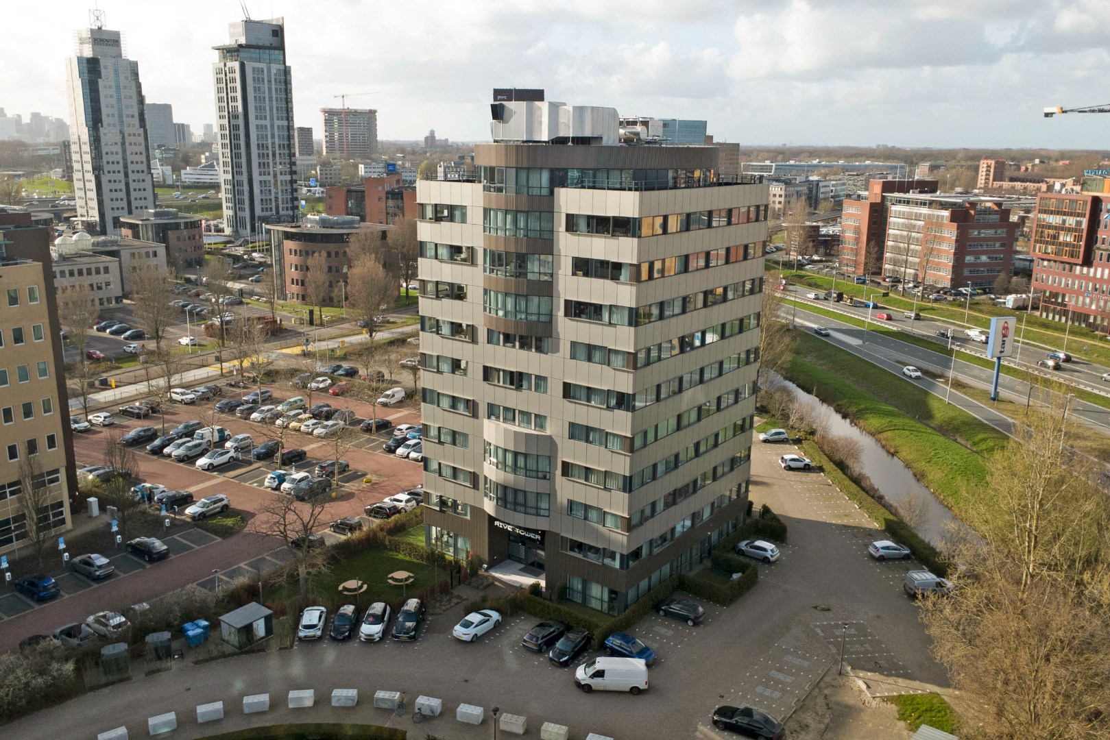 Energiezuinig en instapklare studio met energielabel A, moderne keuken en badkamer en uitzicht op de skyline van Rotterdam. 