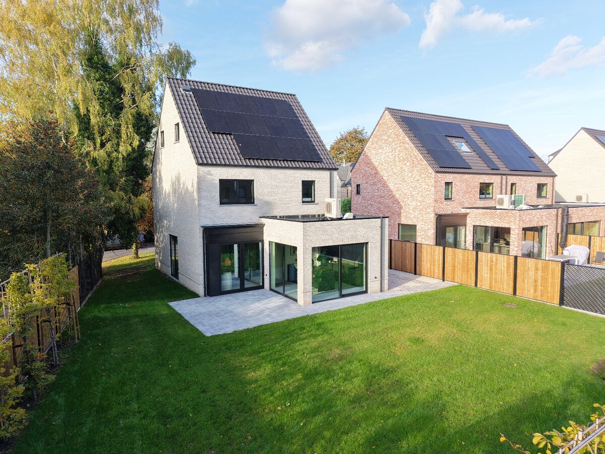 Energievriendelijke (A+) E-peil -5 nieuwbouwvilla in centrum Schilde met Zuid-tuin. 