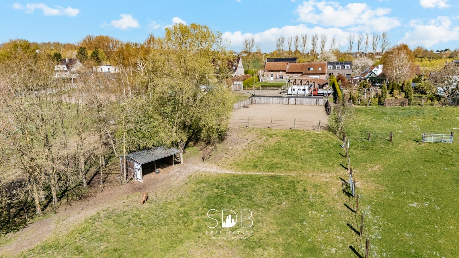 Landelijke woning met stalgebouw, buitenpiste en graslanden 