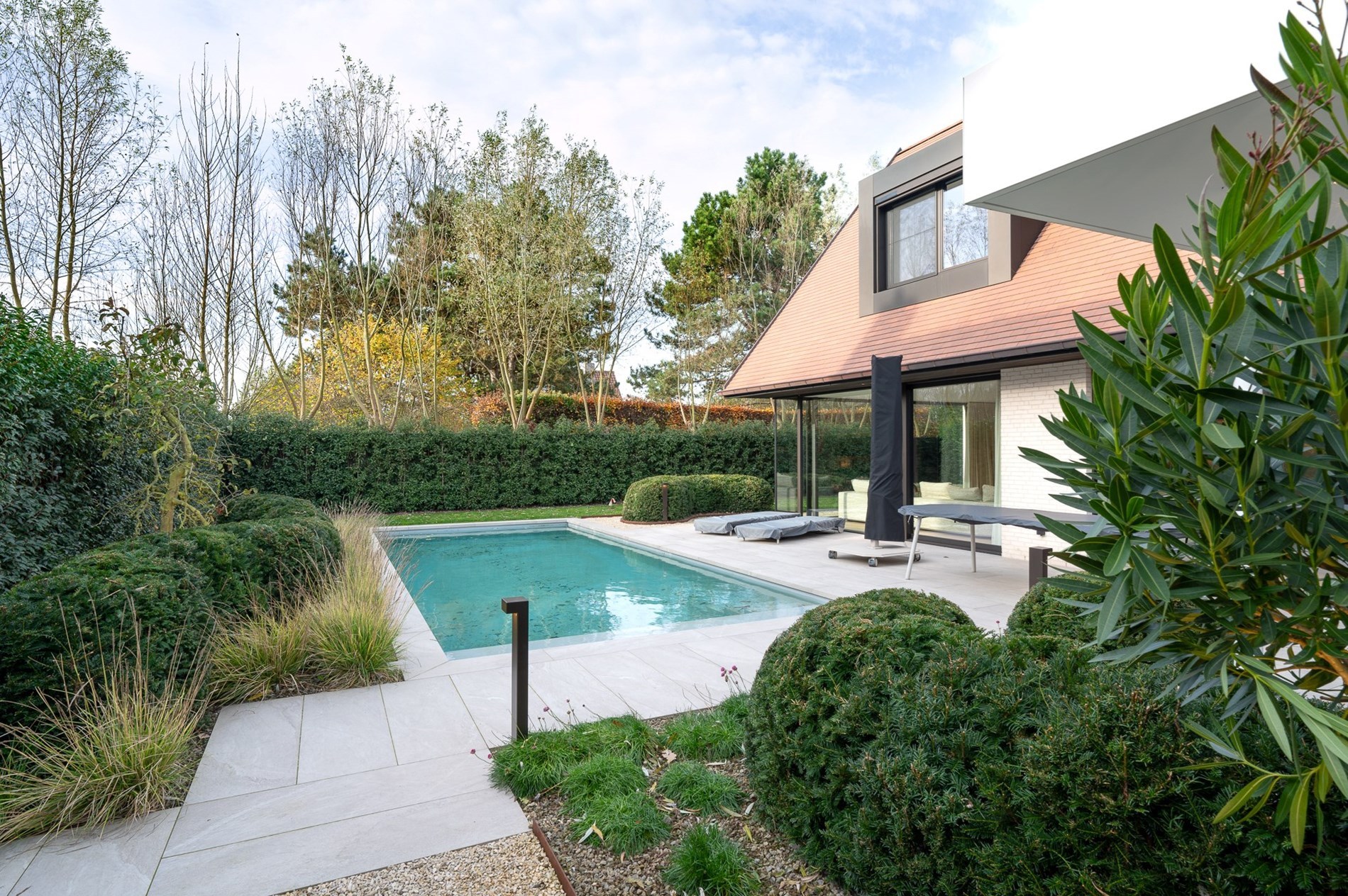 Prachtig vernieuwde villa rustig gelegen tussen Knokke centrum en Het Zoute met een perfecte Zuid-West oriëntatie. 
