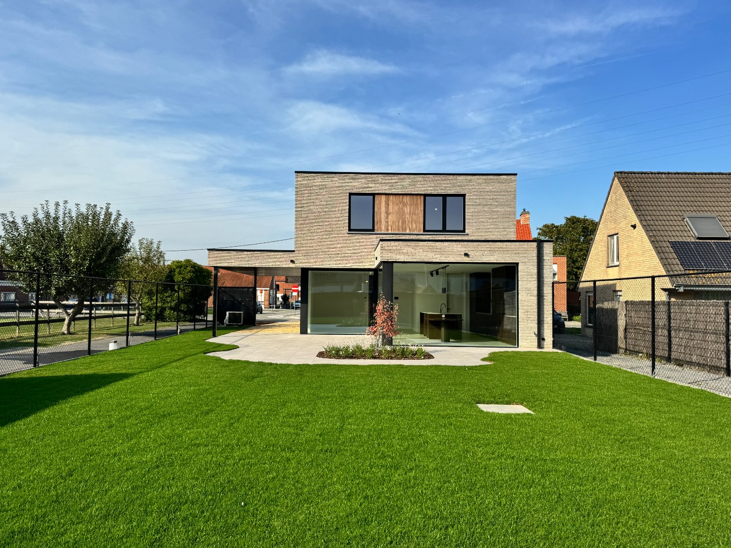 Instapklare nieuwbouwvilla met hoogwaardige afwerking en veel lichtinval 