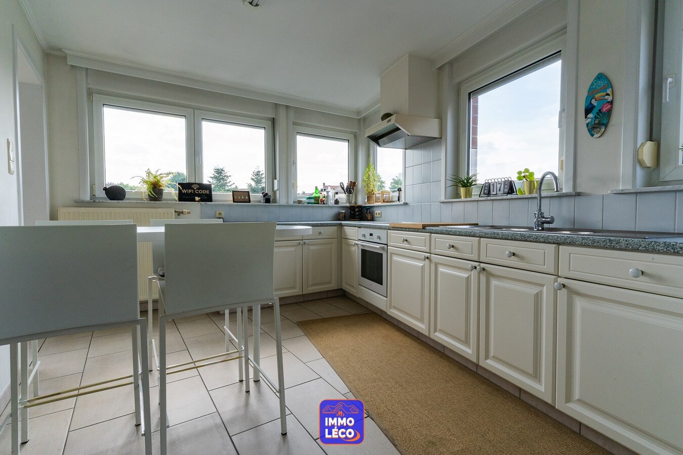 Appartement "Triplex" avec 3 garages, dans le centre du village de Luingne ! 