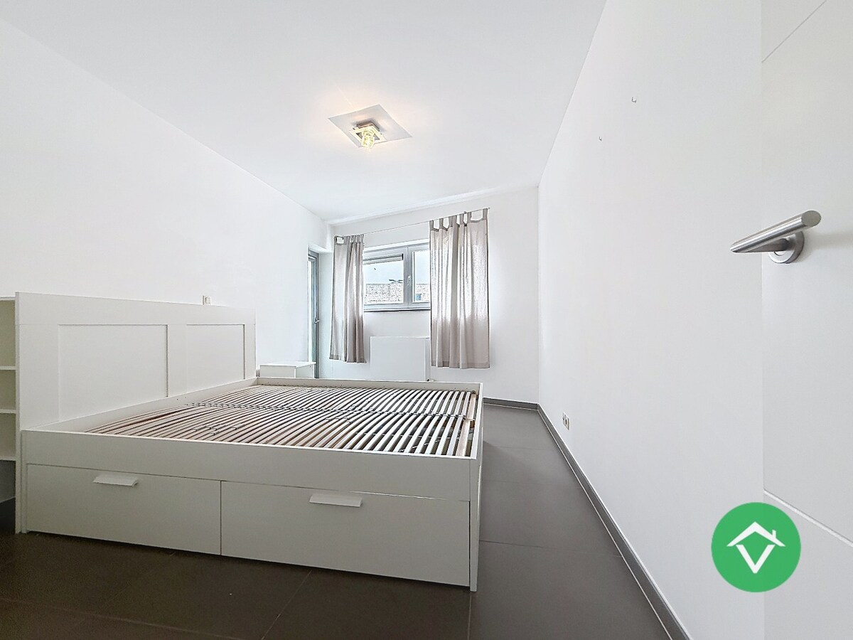 Gemeubeld appartement met 2 slaapkamers en ruim terras te Oostende 