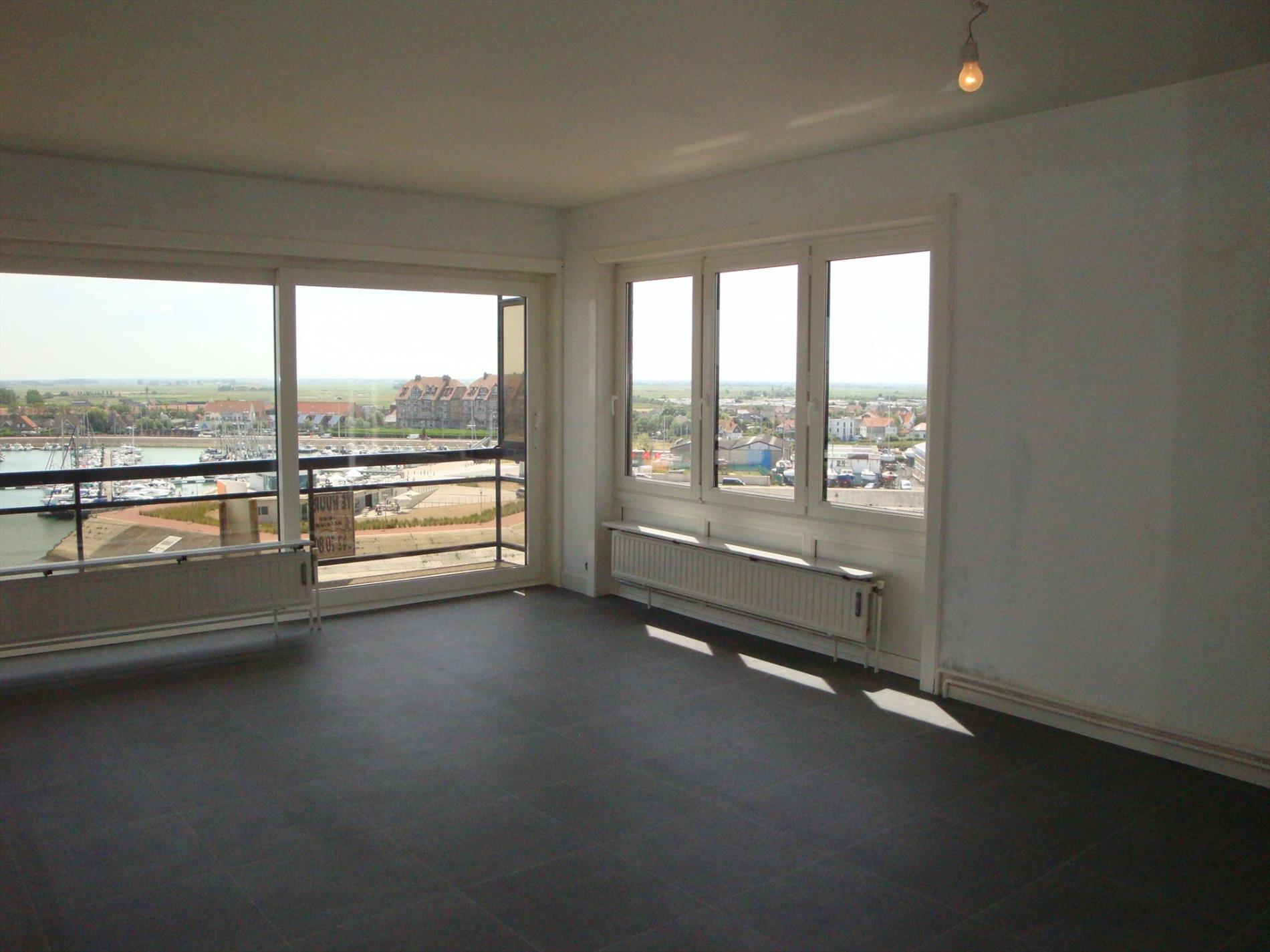 Voll. gerenoveerd 3-slpk HOEKapp. op 7e verd. met havenzicht 