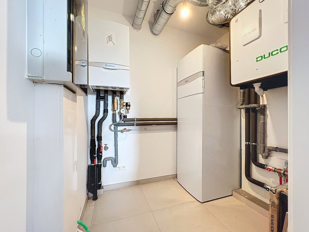 Gelijkvloers nieuwbouwapp. met tuin en garage, centrum Herzele 