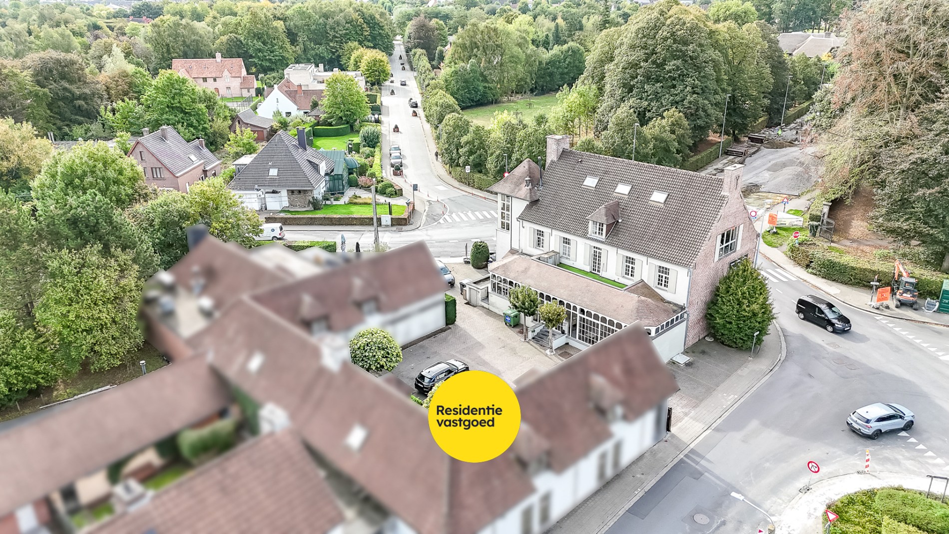 Multifunctionele eigendom met appartementen en handelszaken! 