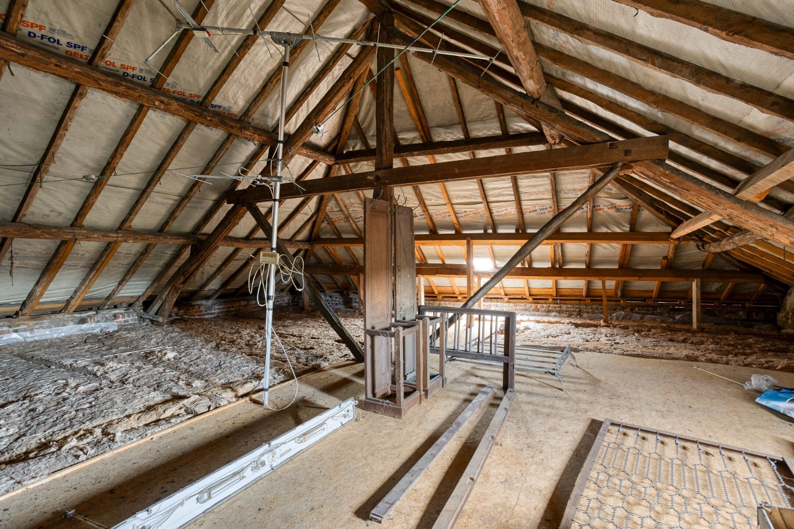 TE RENOVEREN WONING met 2 woonéénheden en tuin – 1640 SINT-GENESIUS-RODE 