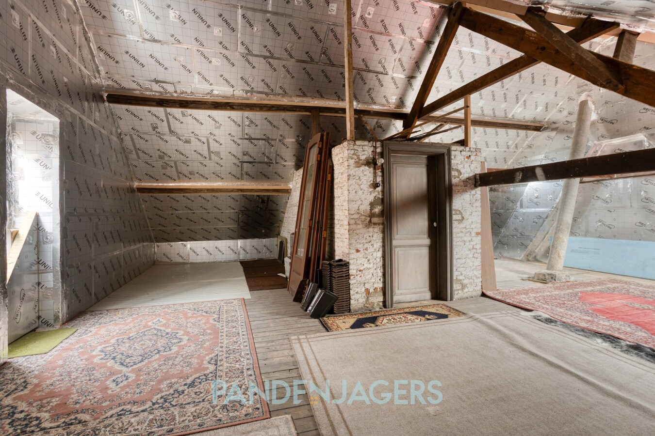 Ruime woning met zij-ingang en achterliggende garage te OLVW 