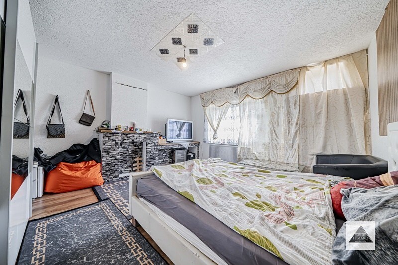 Centraal gelegen halfvrijstaande woning. 6 slaapkamers. Te renoveren. 