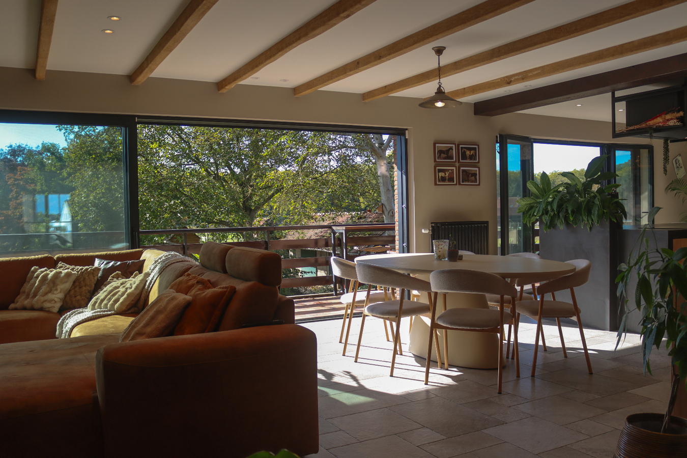 Zeer ruim (+/-550m²!) landhuis + gezellige woning met buitenpiste, paddock en weides op ca. 2ha met vergunning stalgebouw 200m² 