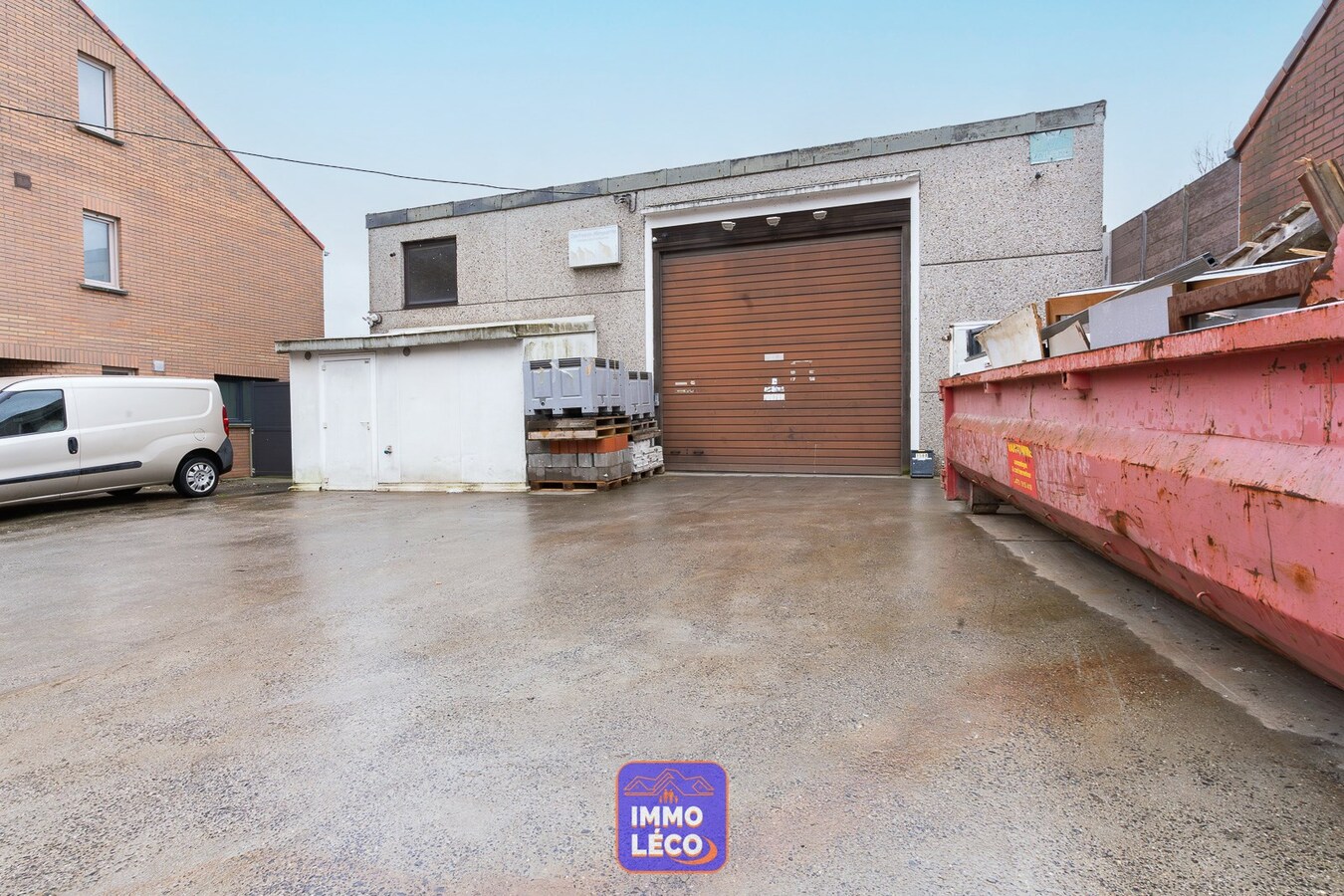 Entrepôt de +/- 190m² avec grand parking, RARE à LA VENTE !! 