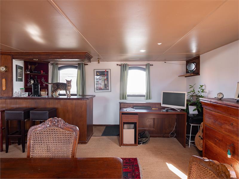 Woonschip met 5 slaapkamers en vaste ligplaats 