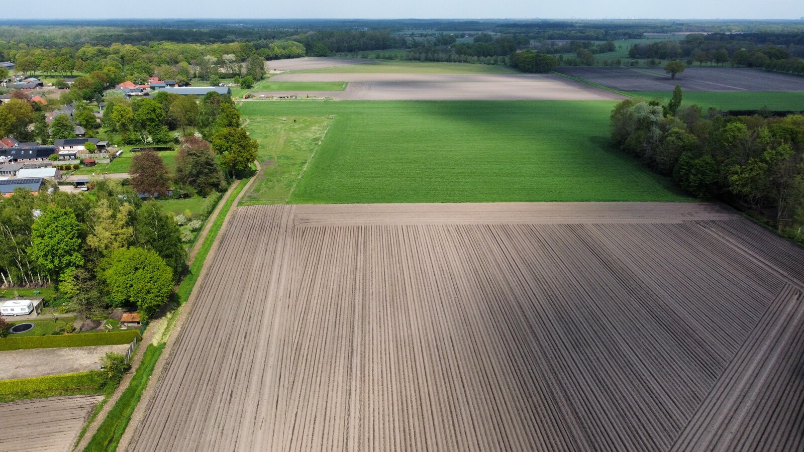 Ruime bouwkavel te koop van 3.405 m2 voor de bouw van een vrijstaande woning met bijgebouw. 