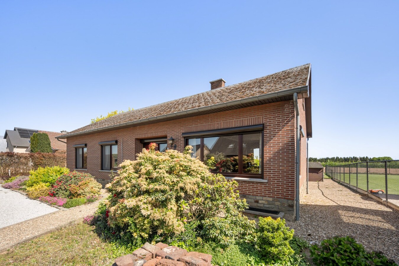 Gelijkvloerse gezinswoning op een ruim perceel van 9a51ca op een rustige locatie met uitzicht op achterliggende weilanden! 