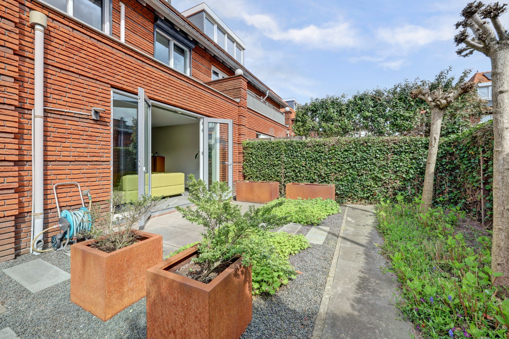 Luxe en royale 5-kamer 2-onder-1-kap woning met garage, eigen parkeerplaats, sauna én zonnige tuin op het zuiden en gelegen in een rustige straat! 