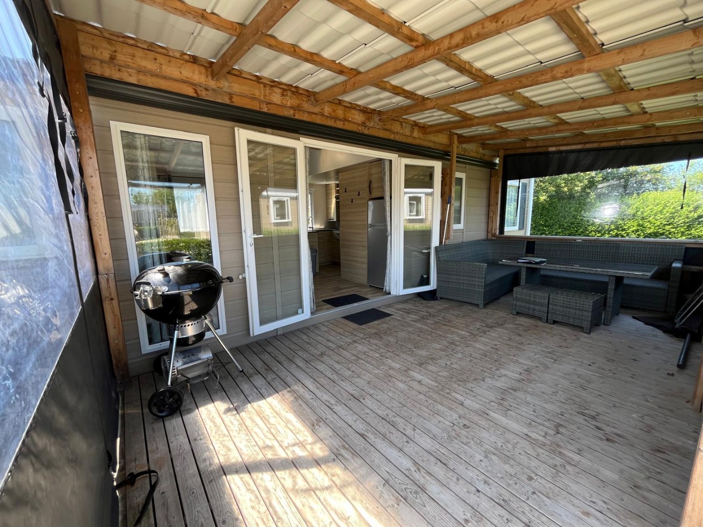 T.A. Makelaardij biedt aan – Chalet JD12-: Op een schitterende locatie in een goed verzorgd recreatiepark aan de kust van Walcheren bieden wij dit leuke chalet aan. 