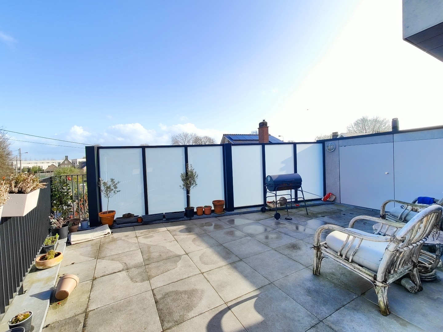 Recent appartement op het 1e verdiep met ruim terras en garage 