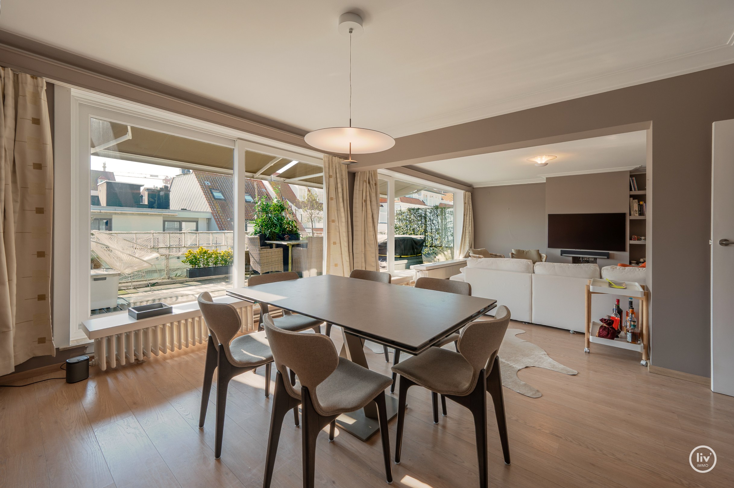 Lichtrijk dakappartement op wandelafstand van de zeedijk-Albertstrand met mogelijkheid tot aankoop van een inpandige garagebox (gelijkvloers). 