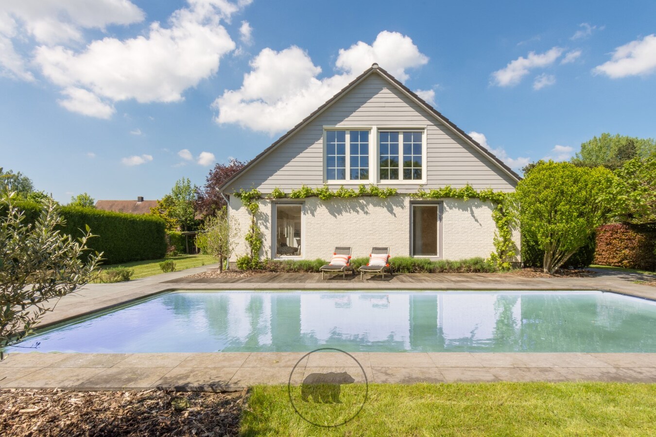 Instapklare villa met buitenzwembad op residentiële toplocatie 