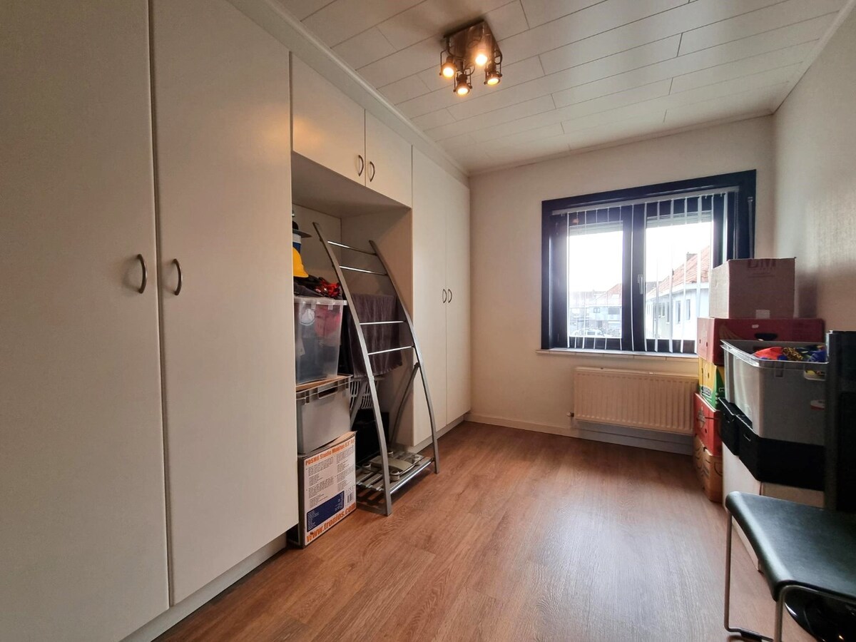 Halfopen woning met garage en dubbele oprit te Heist 