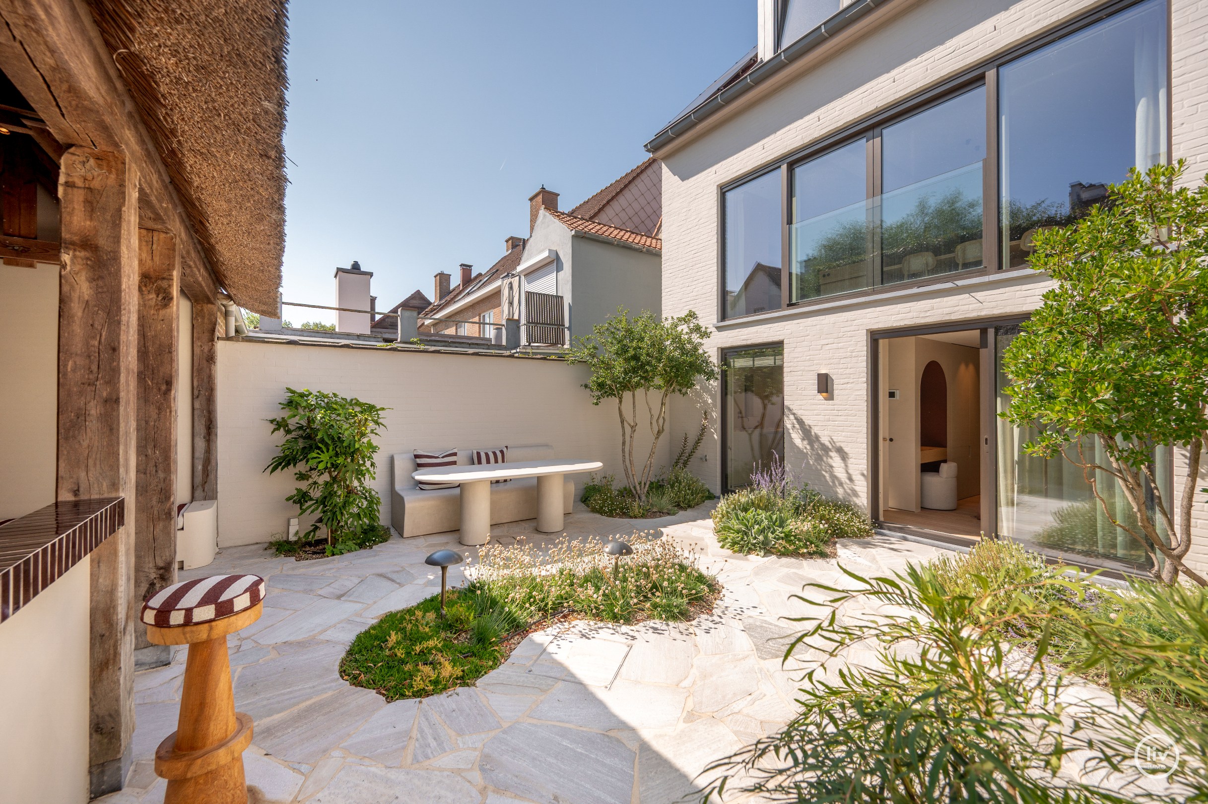 Luxe, comfort kortom een prachtig gerenoveerde woning in hartje Knokke. 