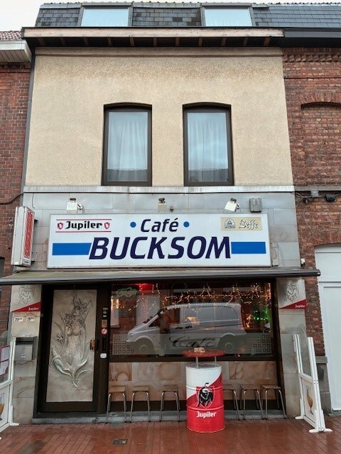 Handelspand met duplex appartement én investeringspotentieel te koop in het hart van Menen 