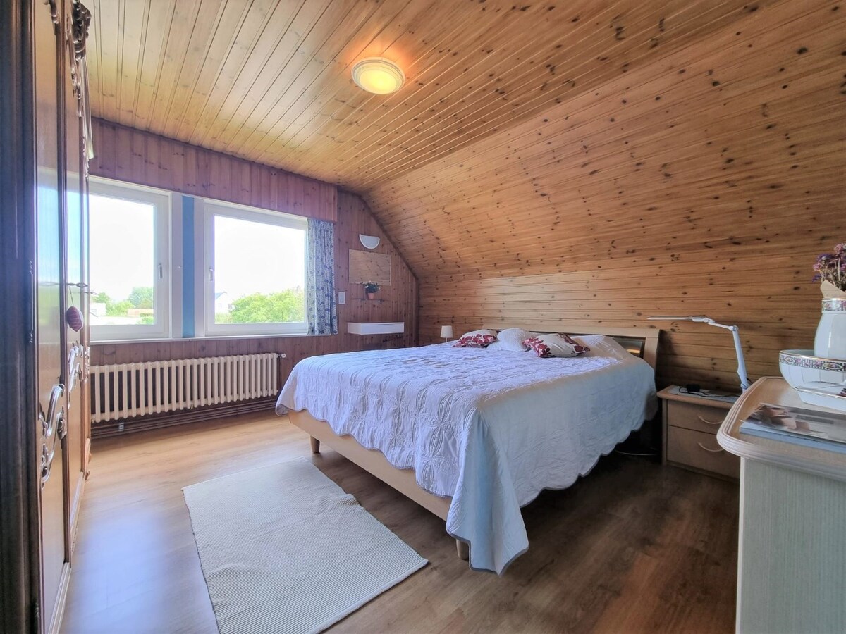 Ruime woning gelegen in een zeer rustige, residentiële woonwijk te Knokke-Heist 