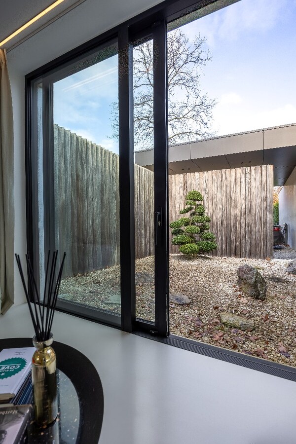 Moderne gelijkvloerse designvilla in exclusief privédomein 