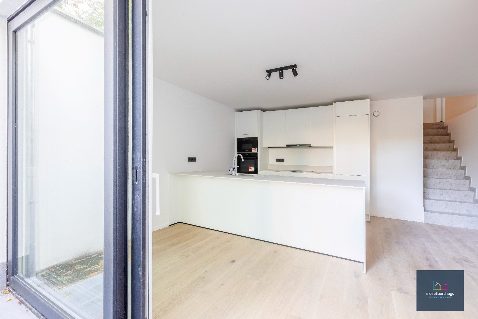Prachtig  duplex appartement met 4 slpk, 3 badk, grote tuin en parkeergelegenheid 