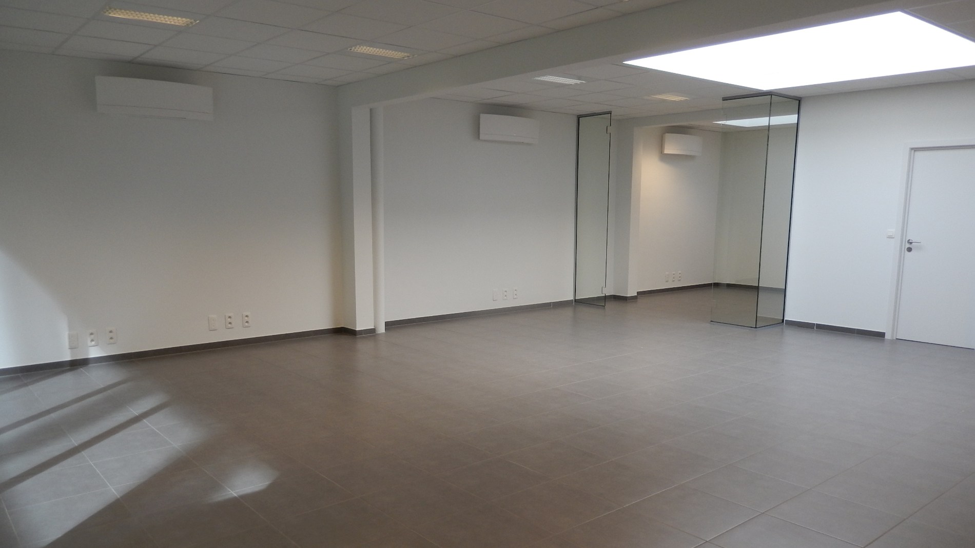 Mooi ingericht gelijkvloers kantoor te huur aan de Leien in Antwerpen