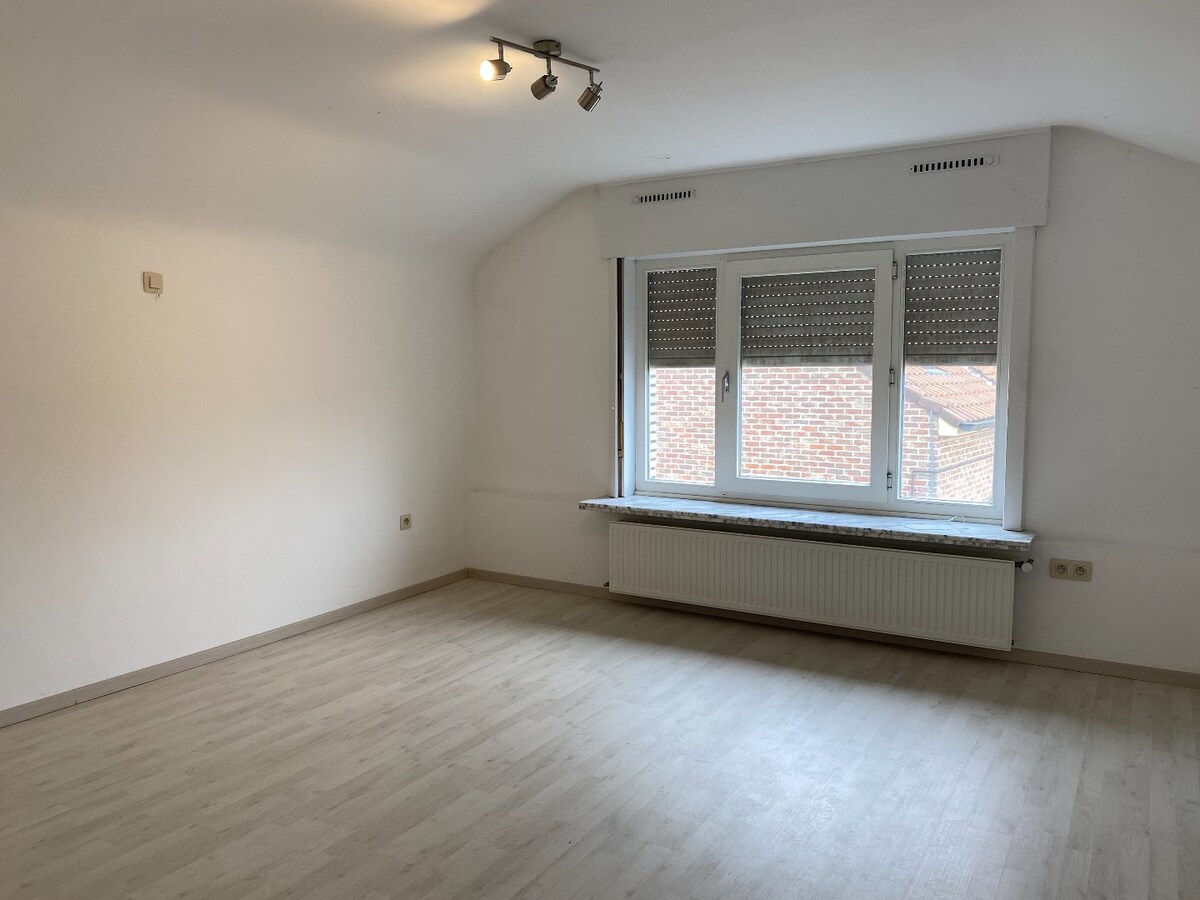 Alleenstaande woning op ruim perceel van 1035 m² 