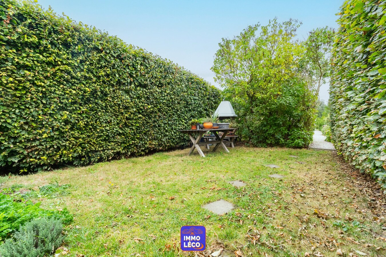 Maison en excellent état d'entretien avec grand jardin et garage attenant ! 