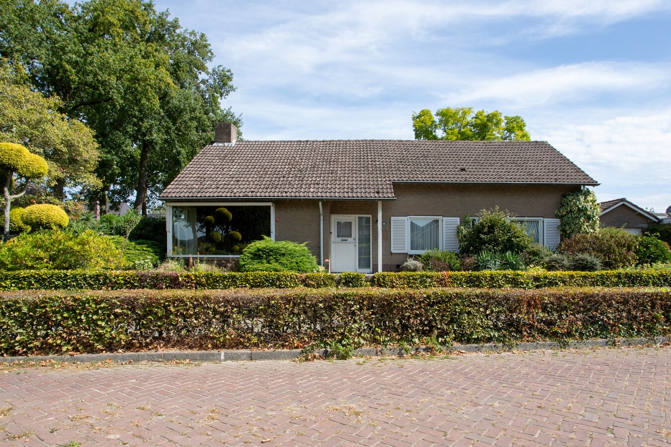 Vrijstaande levensloopbestendige semibungalow met schitterend uitzicht en royale tuin in Hoogeloon. 