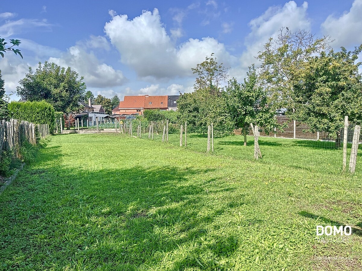 Te renoveren woning met tuin en terras in Hasselt, 2 slaapkamers, bouwjaar 1948. 