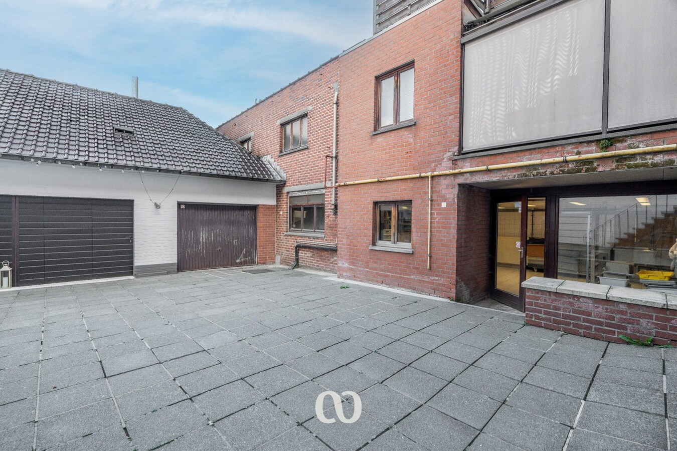 Handelspand met woonst en mogelijkheden in centrum Gavere 