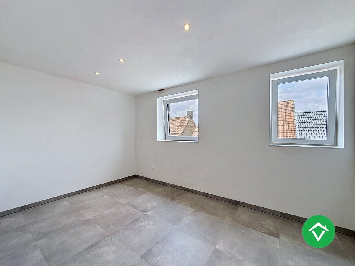 Centraal gelegen nieuwbouwwoning met 3 slaapkamers, tuin en overdekte autostaanplaats 