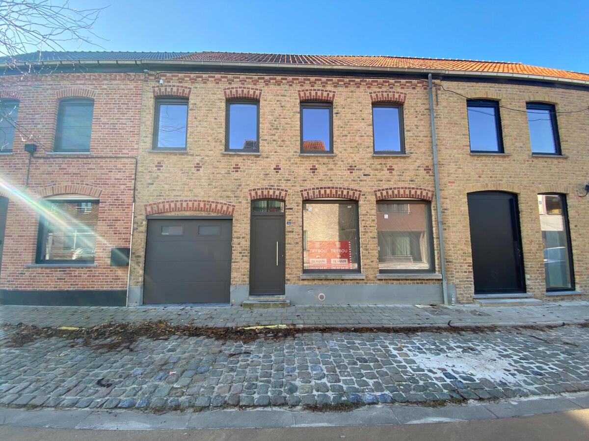 Volledig gerenoveerde woning met zonnige tuin, pal in het centrum van Merkem 