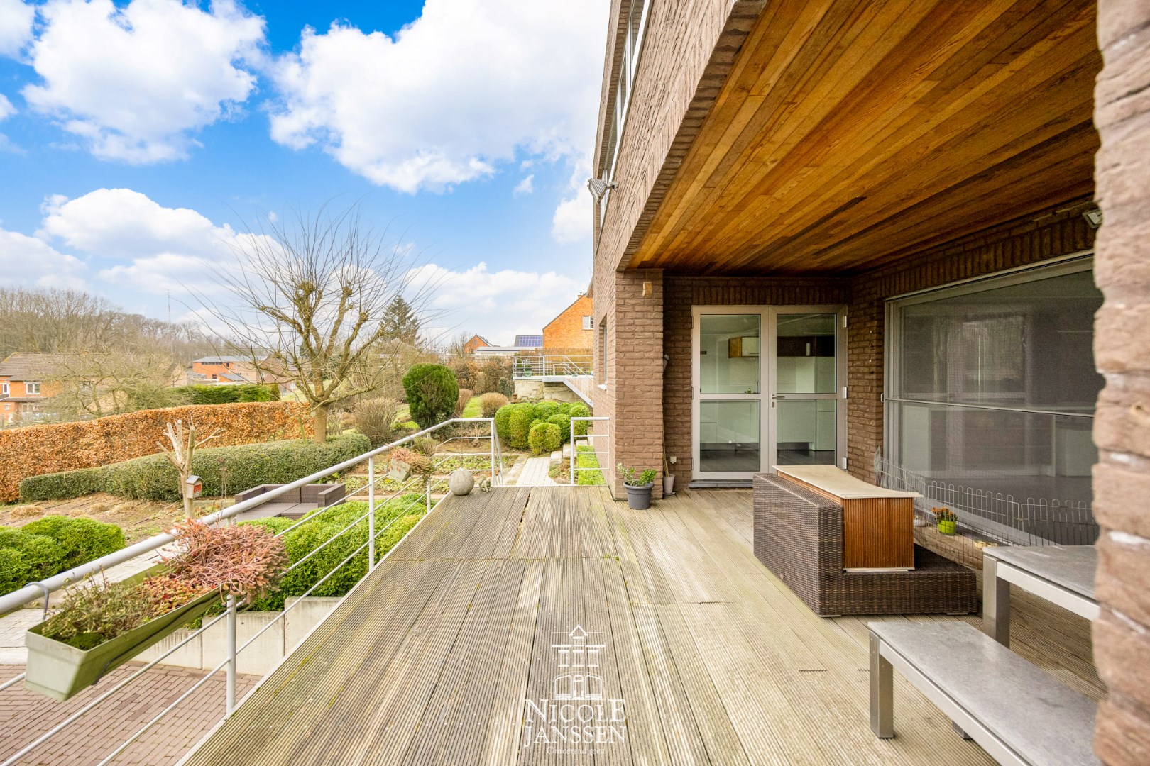Het terras is te bereiken via de schuifdeuren in de leefruimtes 