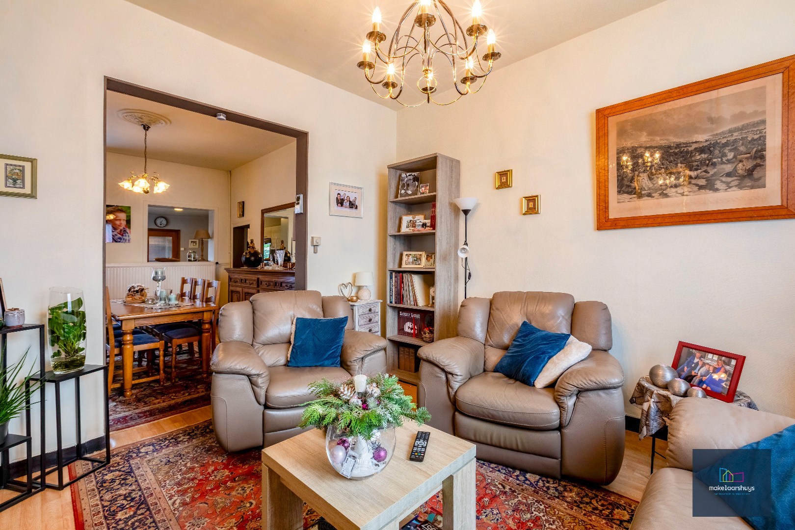 Verzorgde halfopen bebouwing met grote tuin en carport 