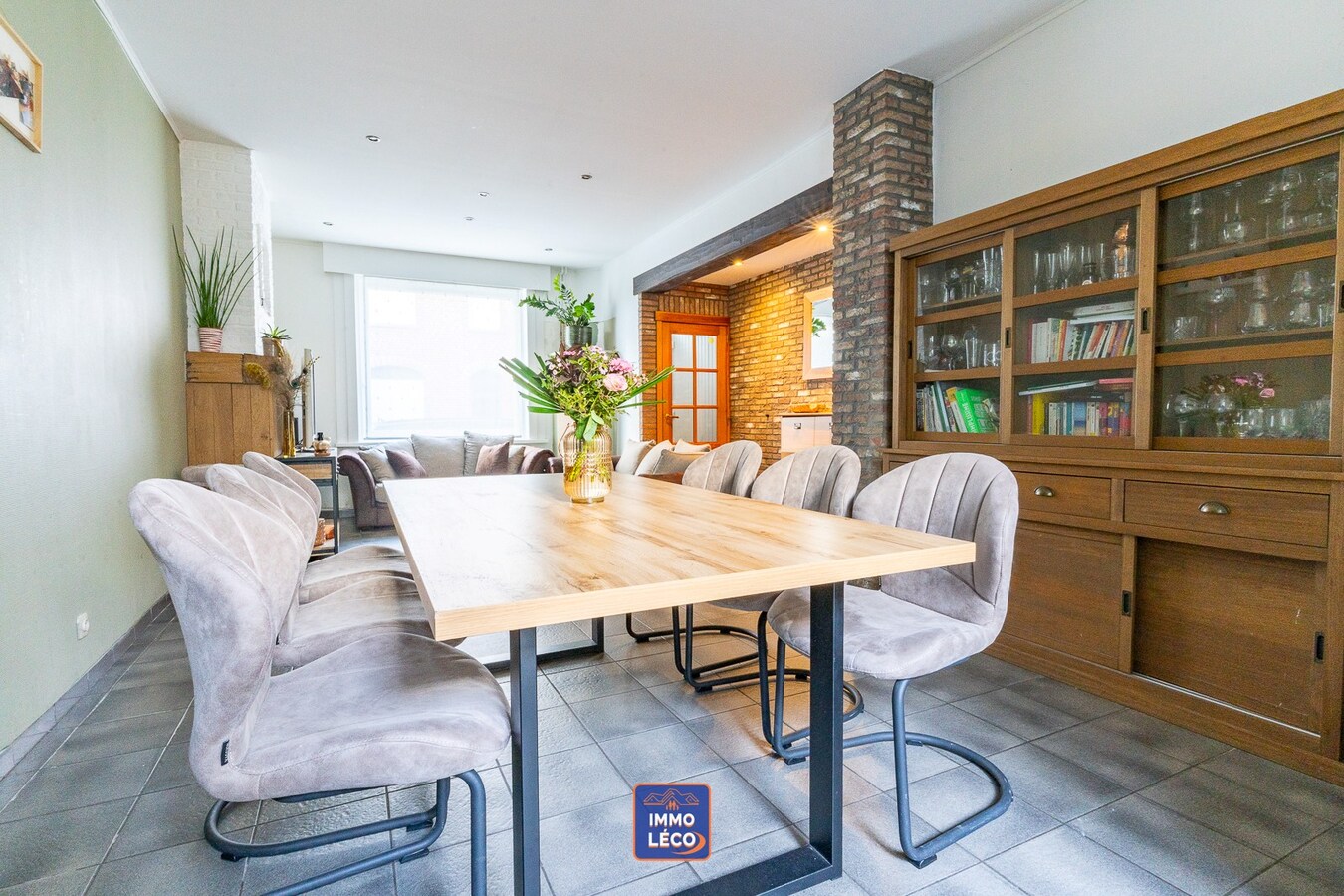 Maison rénovée érigée sur un terrain de 1448m² avec grand parking privatif, TOP SECTEUR 