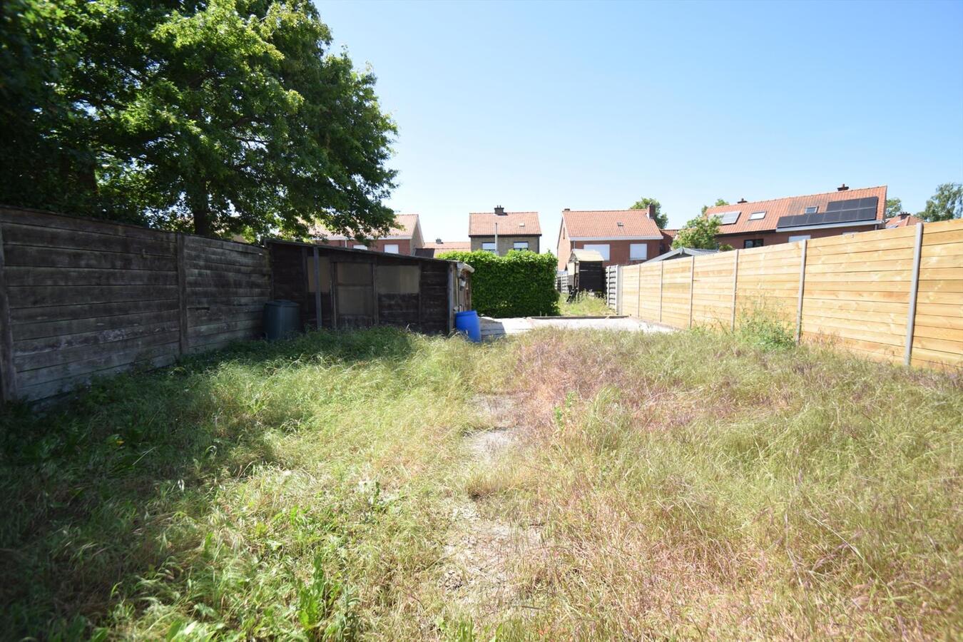 Ruime op te knappen woning met garage + zongerichte tuin, op 538 m² grond 