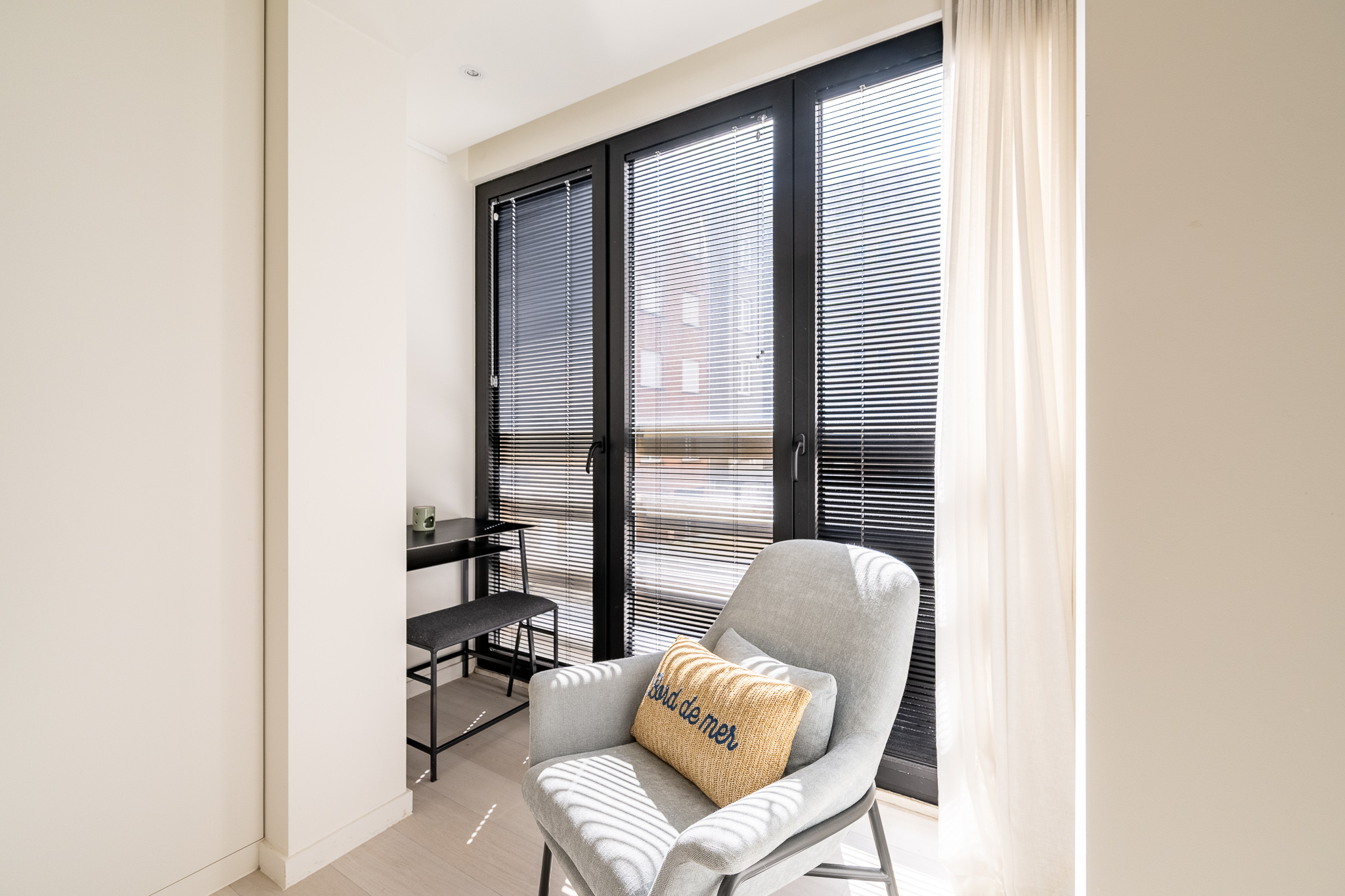 Appartement rénové avec style, offrant une vue latérale sur la mer, au cœur du Zoute. 