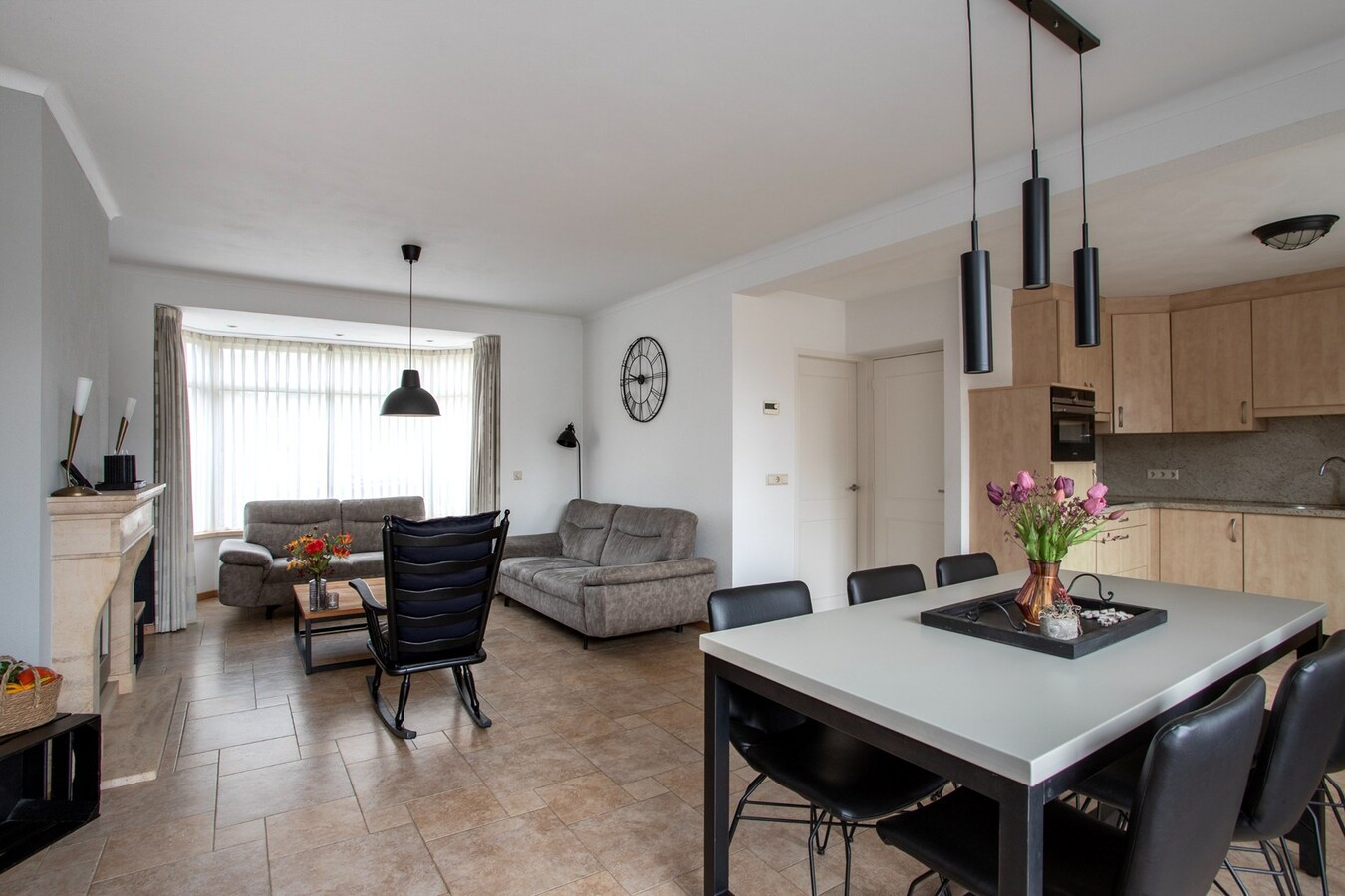 Vrijstaande, goed onderhouden woning met inpandige garage en multifunctionele ruimte, gelegen op een perceel van 312 m2. 