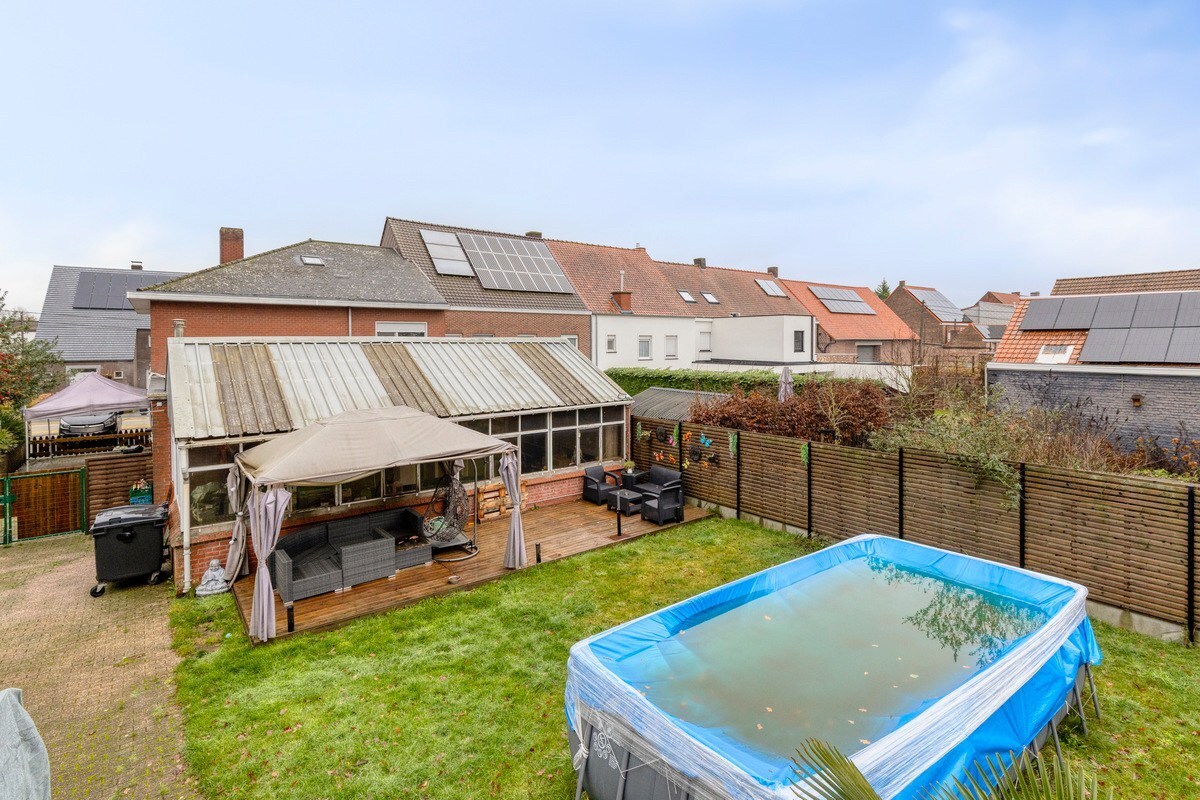 Woning met handelspand te koop in Oostrozebeke op een perceel van 768 m2. 