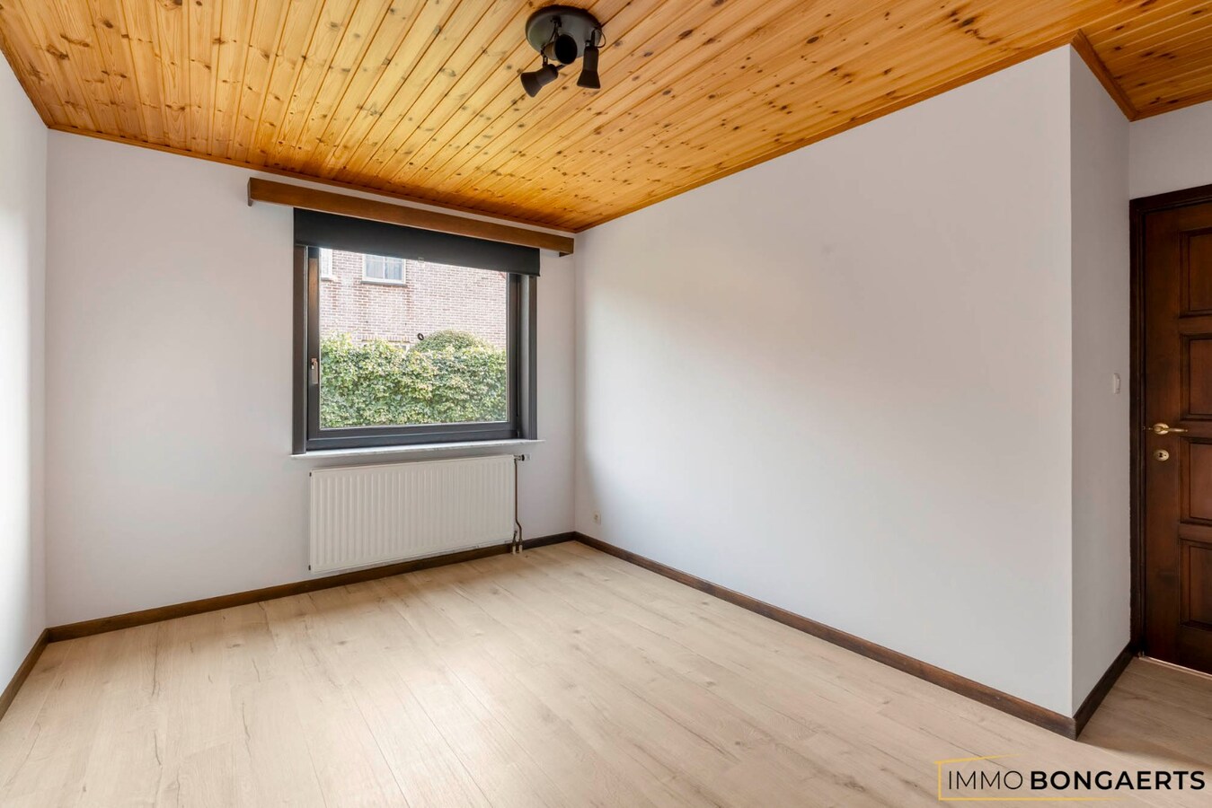 Ruime woning met 3 slaapkamers, tuin, terras en garage. 