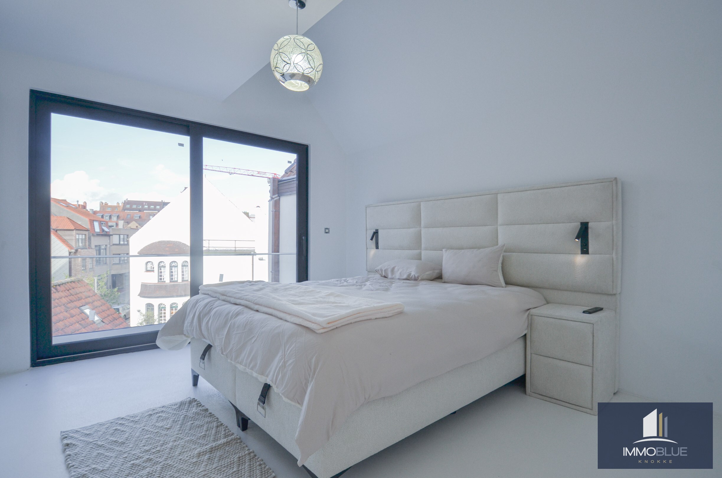 EXCLUSIEF : Duplexappartement met ruim terras gelegen in een kleinschalige nieuwbouwresidentie in Art Deco-stijl. 