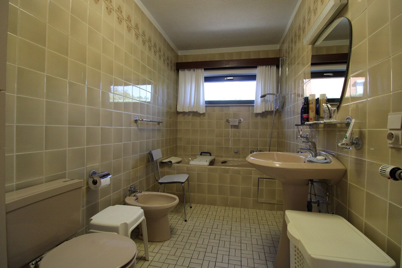 Perfect onderhouden gelijkvloerse woning met ca. 1 ha grond 